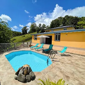 Hébergement de vacances La Ixora, Magnifique Avec Piscine, Les Abymes